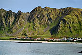 Le isole Lofoten Norvegia.il porticciolo di Bleik (Andoya) da dove partono le barche per il puffin safari, con la sua spiaggia di  sabbie bianche chiusa tra i ripidi fianchi delle montagne.